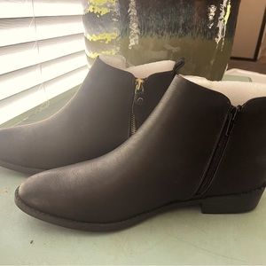 NWT Journey black booties